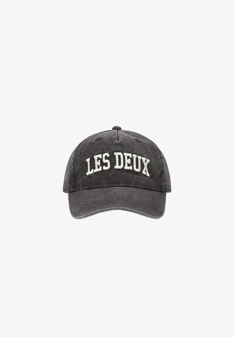 Casquette de baseball en denim noir avec texte brodé blanc "LES DEUX" à l'avant, affichée sur fond blanc.