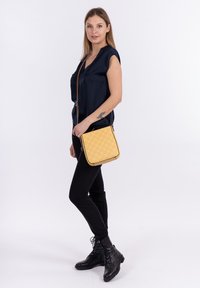 Tamaris ANASTASIA - Umhängetasche - yellow