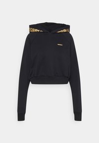 Hoodie noir court à manches longues, avec un logo doré sur le devant et un design contrasté or et noir sur la capuche. Texture lisse.