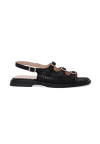 Sorte læder slingback sandaler med tekstureret overflade, tre stropper med sølvspænder, lave sorte såler og åben tådesignet.