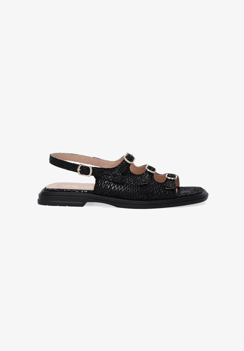 Schwarze Leder-Slingback-Sandalen mit strukturiertem Finish, drei Riemen mit silbernen Schnallen, niedrigen schwarzen Sohlen und offenem Zehenbereich.