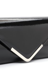 Clutch in pelle vernice nera con una chiusura a patta affilata e elegante. Caratterizzato da un accento in metallo tono argento e una texture liscia e lucida.