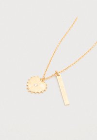 Kuldne kett-kaelakee südamekujuline ripats, mille keskel on kalliskivi, ning ristkülikukujuline tekstiga graveeritud ripats.