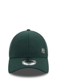 Sötétzöld baseball sapka lekerekített elülső résszel, ezüst színű NY logóval. Simaságot biztosító anyagból készült, állítható pánttal.