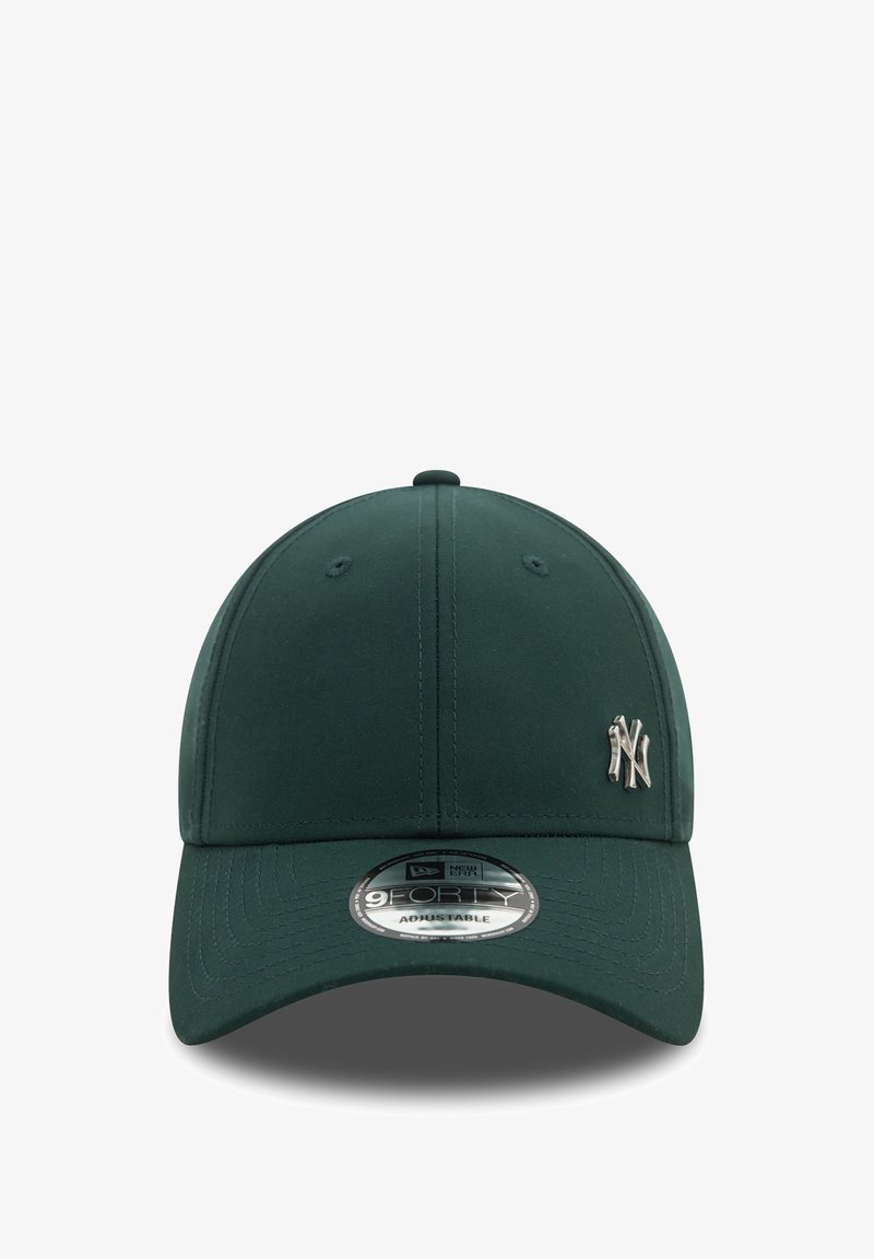 Sötétzöld baseball sapka lekerekített elülső résszel, ezüst színű NY logóval. Simaságot biztosító anyagból készült, állítható pánttal.