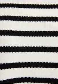 Tissu tricoté à rayures horizontales noires et blanches avec des rayures alternées épaisses et fines.