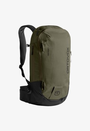 Olivgrüner Rucksack mit schlankem Design, schwarzem Boden, mehreren mit Reißverschluss versehenen Fächern, gepolsterten Schultergurten und Logodetails.