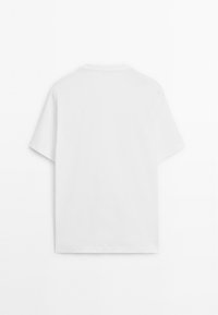 En helt hvid kortærmet T-shirt set bagfra på en hvid baggrund.