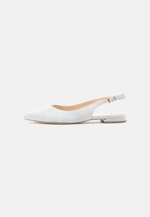 Chaussure plate blanche en daim à bout pointu, avec bride arrière, petit talon bloc bas et petite boucle dorée sur la bride de cheville.