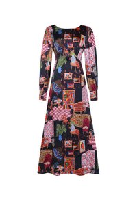 Langärmliges Kleid mit buntem Print, der Möbel, Pflanzen, gerahmte Kunstwerke und Bücher in lebhaften Tönen auf einem dunklen Hintergrund zeigt.