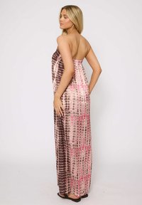 Maxikleid in einem hellbraun-rosa Batikmuster, trägerloses Design, glattes Material und eine entspannte, fließende Silhouette.
