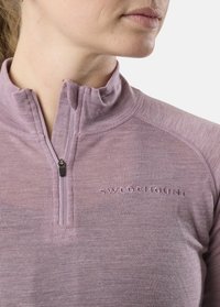 Top zip-up di un delicato viola realizzato in morbido materiale, caratterizzato da un colletto alto e un logo ricamato "SWEDEMOUNT". Texture morbida, design casual.