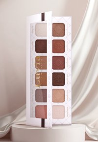 Palette di ombretti con otto tonalità in una miscela di finiture opache e satin. Presenta colori neutri che vanno dal chiaro allo scuro. Design slim e rettangolare.