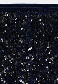 Stof de culoare albastru marin acoperit cu paiete negre și argintii, având o textură netedă și suprafețe reflectorizante, creând un efect strălucitor.