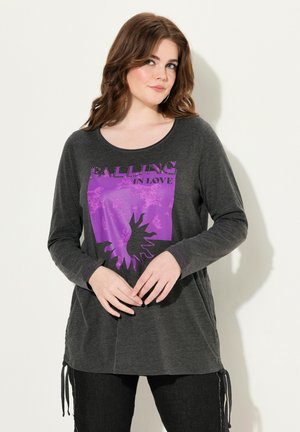 Grijze langemouwen shirt met paarse opdruk "FALLING IN LOVE", voorzien van een handsilhouet en zijstrikjes voor een verstelbare pasvorm.