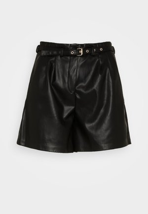 Schwarze Leder-Shorts mit gefaltetem Vorderteil, einem Gürtel mit goldfarbigem Schnallenverschluss und seitlichen Taschen. Glatte Textur und taillierte Passform.