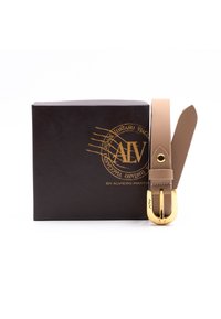 Beiger Leder-Gürtel mit einer goldfarbenen Metallschließe und -beschlägen, neben einer dunkelbraunen Box mit einem goldenen Logo präsentiert.