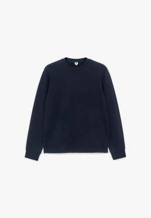 Mørkeblå crewneck sweatshirt lavet af blødt stof, med lange ærmer og ribstrikkede manchetter og nederkant. Ingen mønstre eller grafik synlige.