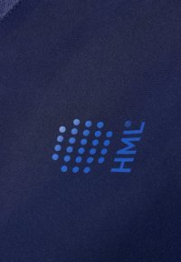 Marinblått tyg med en blå logotyp som har cirkulära prickmönster och texten "HML" i ett modernt typsnitt, vilket betonar en smidig, samtida design.