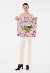 Vierkante roze zijden sjaal met een stadsafbeelding, versierd met harten, pretzels en luchtballonnen, omrand met een patroonrand.