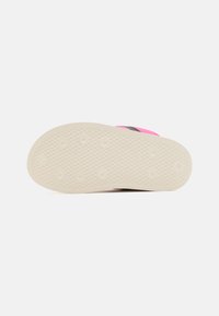 adidas Originals GAZELLE HOME UNISEX - Sneakers - lucid pink/core black/green