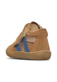 Hnědá semišová botička pro batole s modrým pruhovaným designem, texturovanou gumovou podrážkou a zapínáním na suchý zip pro snadné obouvání.