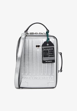 Hõbedane metallist struktureeritud käekott vertikaalsete soontega, pehme käepidemega, eemaldatav õlarihm ja silt, millel on graafilise disaini aktsendid.