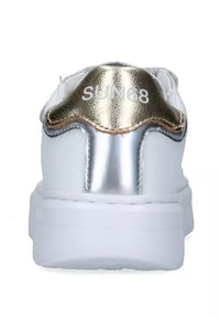 Sneaker bianca con accenti argento e oro. Presenta un tallone testurizzato e lucido e il logo "SUN68" in bianco su uno sfondo metallico.