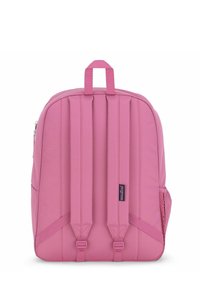 Roze rugzak met gewatteerde schouderbanden, een gladde textuur en een handvat aan de bovenkant. Heeft een zijvak van mesh en een subtiel merkembleem.