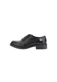 Scarpa in pelle nera con lacci, dalla punta rotonda e cuciture sottili. Presenta un tacco basso a blocco e una superficie liscia.
