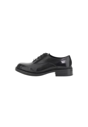 Scarpa in pelle nera con lacci, dalla punta rotonda e cuciture sottili. Presenta un tacco basso a blocco e una superficie liscia.