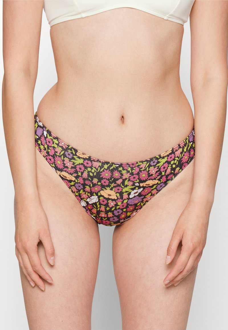 Parte de baixo de biquíni floral com um fundo escuro e flores multicoloridas vibrantes, feita de tecido suave e com um design de cintura baixa.