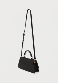 Borsa a mano in pelle nera con una forma strutturata, dotata di manico superiore, tracolla regolabile e accessori in metallo di colore oro.