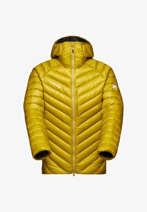 Gelbe isolierte Jacke mit Kapuze, mit einem Chevron-Steppmuster, Frontreißverschluss und kontrastierender Inneneinlage. Logo auf der linken Brust.