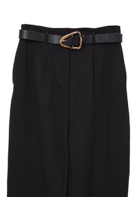 Pantaloni neri a vita alta con pieghe, dotati di una ampia cintura in pelle nera con fibbia dorata, dalla texture liscia e dal taglio sartoriale.
