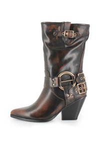 Botín de cuero marrón hasta el tobillo con diseño arrugado, herrajes en tono dorado, hebillas decorativas, punta afilada y tacón grueso.