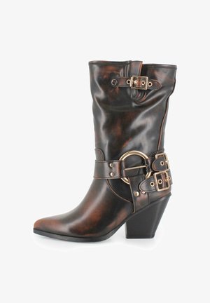 Botín de cuero marrón hasta el tobillo con diseño arrugado, herrajes en tono dorado, hebillas decorativas, punta afilada y tacón grueso.