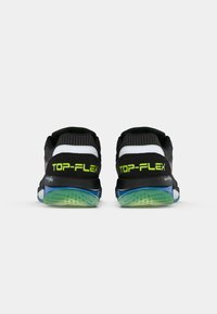 Baskets de sport noires avec un dessus en maille, semelle translucide verte, accents blancs et branding "TOP-FLEX" en néon vert sur le talon.