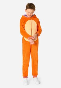 Oranžni flis onesie z svetlo rjavim predelom na trebuhu. Vsebuje kapuco in vijolično podlogo, skupaj z rebrastimi rožnatimi manšetami in robom.
