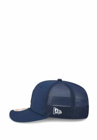 Casquette de baseball bleu marine avec un devant structuré, un dos en maille, une visière incurvée et un logo de marque sur le côté. Texture lisse, ajustement réglable.