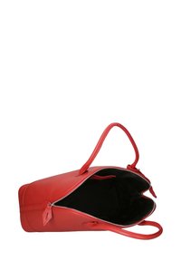 Rode leren handtas met twee handvaten, ritssluiting en zwarte binnenkant. Gladde textuur met een rechthoekig lichaam en subtiele hardwareaccenten.