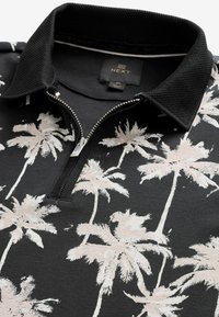Next STANDARD - Polotričko - black white palm
