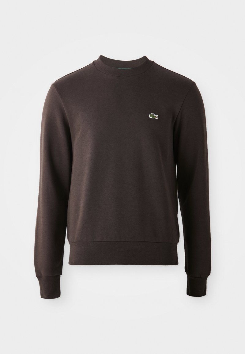 Sweat-shirt marron foncé à manches longues avec col rond, poignets et ourlet côtelés, et un petit logo crocodile vert sur la poitrine gauche.