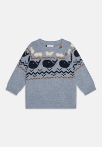 Pull en tricot bleu clair avec col rond. Présente des motifs de baleine et de nuage en bleu marine et crème ; deux boutons marron à l'épaule.