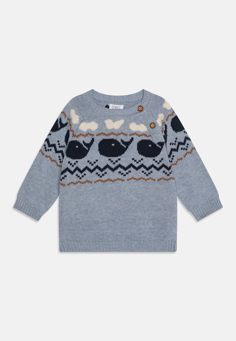 Pull en tricot bleu clair avec col rond. Présente des motifs de baleine et de nuage en bleu marine et crème ; deux boutons marron à l'épaule.