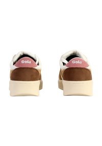 Zapatillas Gola con un talón de ante marrón, parte superior de textil blanco y detalles en rosa. Cuenta con una suela de goma crema y un logotipo en la parte trasera.
