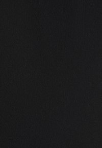 Tessuto nero con trama a spina di pesce sottile, leggero e liscio al tatto, ideale per tappezzeria o abbigliamento.