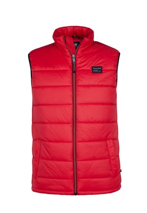 Gilet rembourré rouge avec un col montant, fermeture éclair à l'avant, poches latérales et étiquette de marque. Surface texturée avec des sections matelassées et des accents noirs.