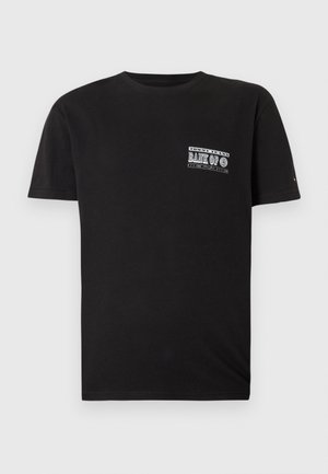 Czarny t-shirt z krótkim rękawem z małym białym napisem "Tommy Jeans Bank of" oraz grafiką na lewej piersi.