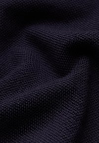 Ciemnobłękitna, teksturowana tkanina z wzorem w kratkę, prezentująca miękką, tkane strukturę oraz lekką elastyczność.